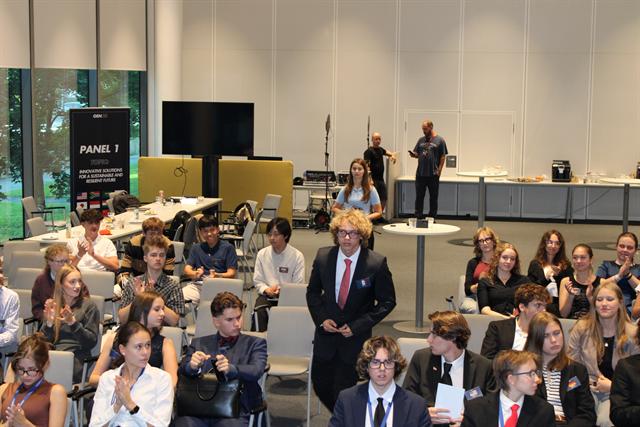 The hall before the final plenary.