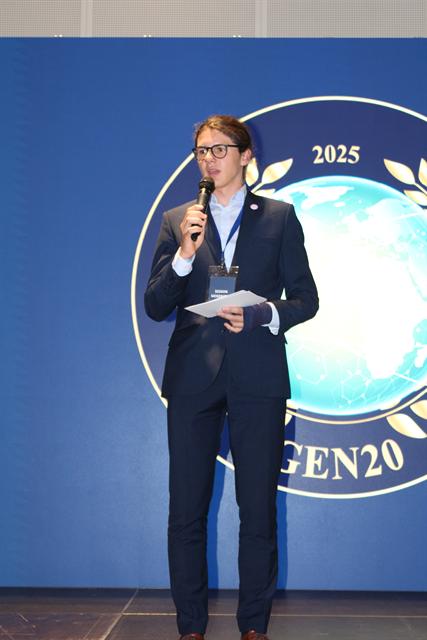 A chair addresses the closing ceremony.