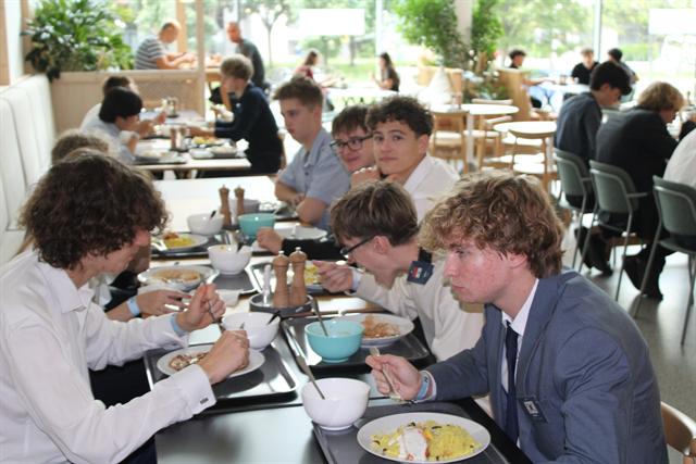 Delegates over lunch between sessions.